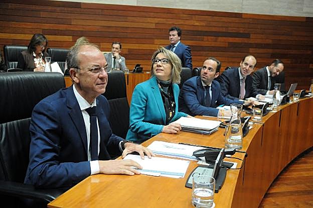 El presidente del PP extremeño, José Antonio Monago, en el pleno de ayer. :: BRÍGIDO