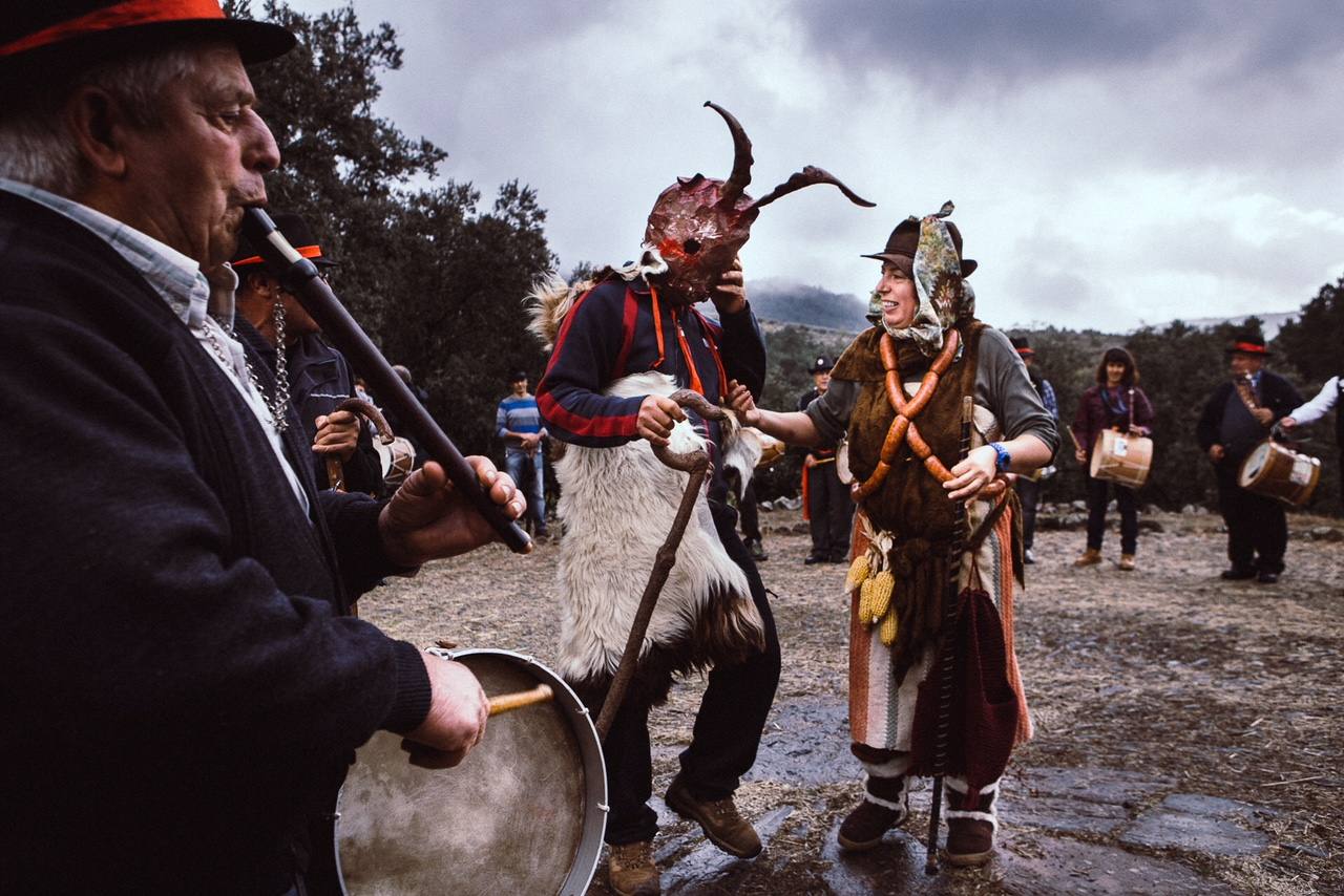 La Chicharrona era un personaje mítico de las sierras hurdanas. Era una mujerona con pandereta y garrote que bajaba de las montañas con una ristra de chorizos al cuello. Llegaba el día de “La Pura”, la Purísima Concepción, que era el día que se entronizaba a esta mitológica figura.