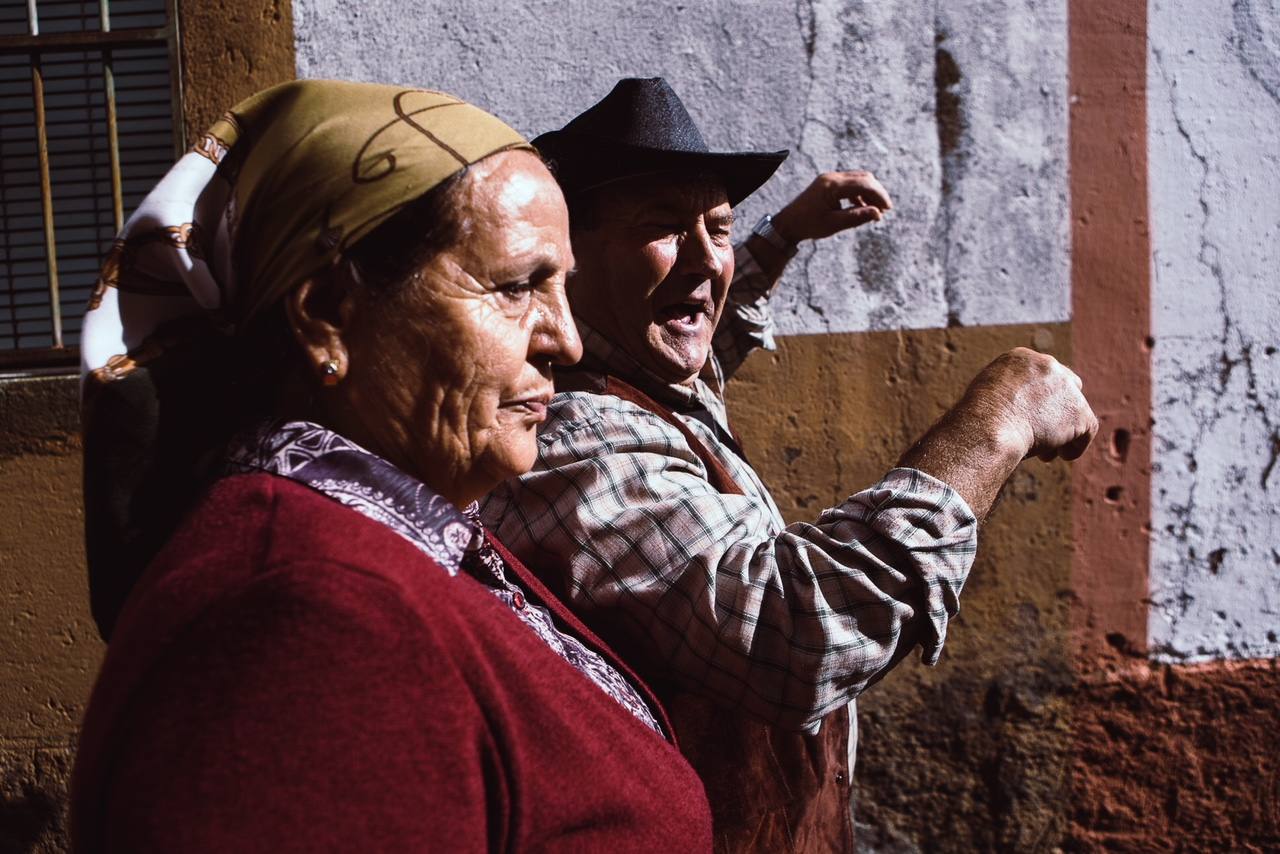 La Chicharrona era un personaje mítico de las sierras hurdanas. Era una mujerona con pandereta y garrote que bajaba de las montañas con una ristra de chorizos al cuello. Llegaba el día de “La Pura”, la Purísima Concepción, que era el día que se entronizaba a esta mitológica figura.