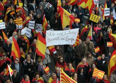 Imagen secundaria 1 - Miles de personas salen a la calle en Barcelona en defensa de la Constitución