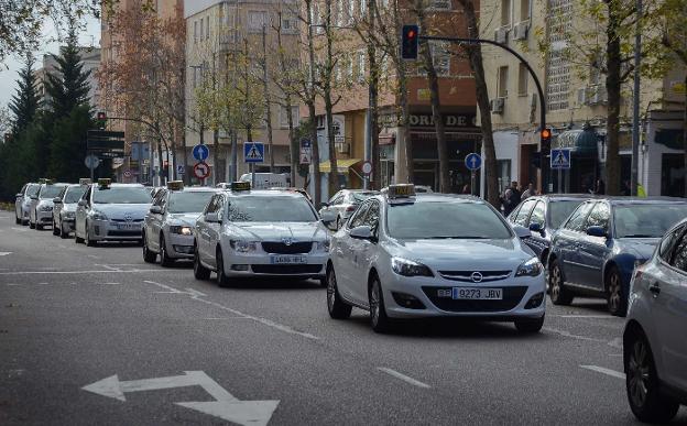 Los taxistas de Badajoz hicieron una concentración de protesta tras producirse la agresión. :: hoy