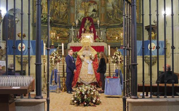 Besamantos de Nuestra Señora del Sagrario en Santiago. 