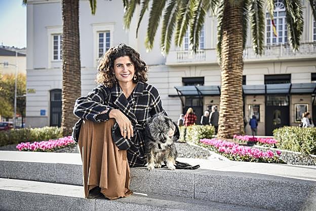María Bigeriego la semana pasada en Badajoz con su perro Ray. :: J. V. Arnelas
