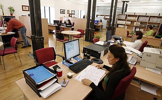 Trabajadores públicos en la sede de la Diputación de Badajoz.