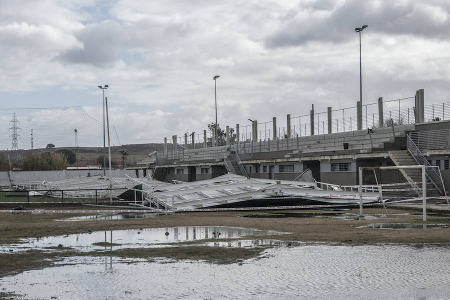 El viento ha derribado cien metros de techo de las gradas de los campos de fútbol de la Federación en Badajoz.