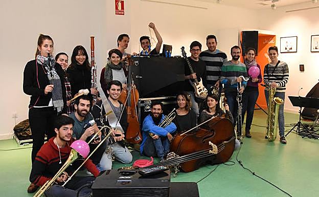 Los componentes de Sinfonietta Container después del ensayo de ayer en el Centro Joven. :: 