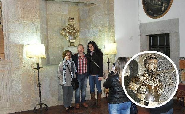 El busto en el salón Carlos V del Palacio de Mirabel; en el círculo, detalle de la escultura, tallada por Leoni en 1555. :: 