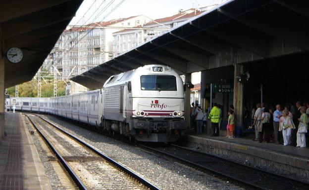 Uno de los trenes más utilizados es el Talgo 334.