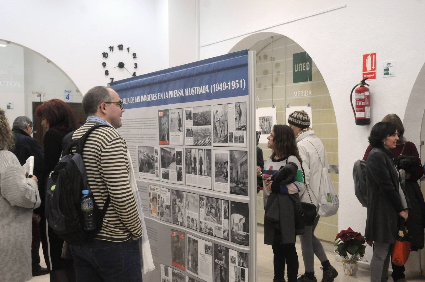 Ya se puede ver en la sala de exposiciones del centro asociado de la UNED de Mérida la exposición ‘Fotógrafos americanos en España. Batalla de las imágenes en la prensa ilustrada (1949-1951).Se puede visitar hasta el próximo 20 de enero.