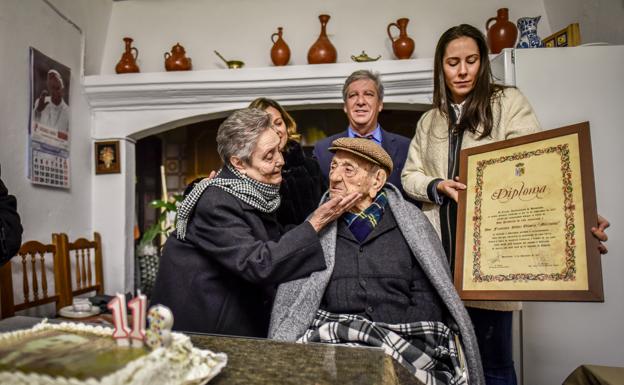 Su hija Antonia (82 años) atendió a todos los visitantes que acudieron a su casa.