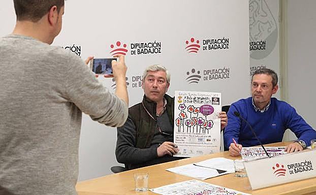 Presentación de la ruta senderista con Máximo José Morales, el alcalde de Salvaleón; y José González, el presidente del club 'El Encinar'. 