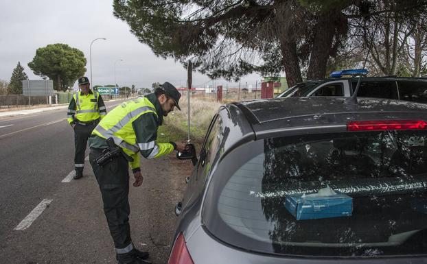 Control de alcoholemia y drogas ayer en la carretera de Olivenza, junto a Badajoz.