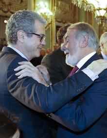 Imagen secundaria 2 - (De i a d: Foto 1: César Alierta y Antonio Vázquez. Foto 2: Francisco Martínez, Rodrigo Echenique e Iñaki Arechabaleta. Foto 3: Pablo Isla y Jaime Mayor Oreja se saludan al inicio del acto.