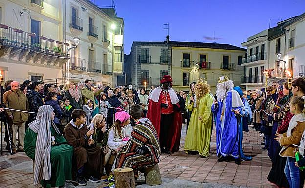 Los Reyes Magos pasan junto a un grupo de pastores.