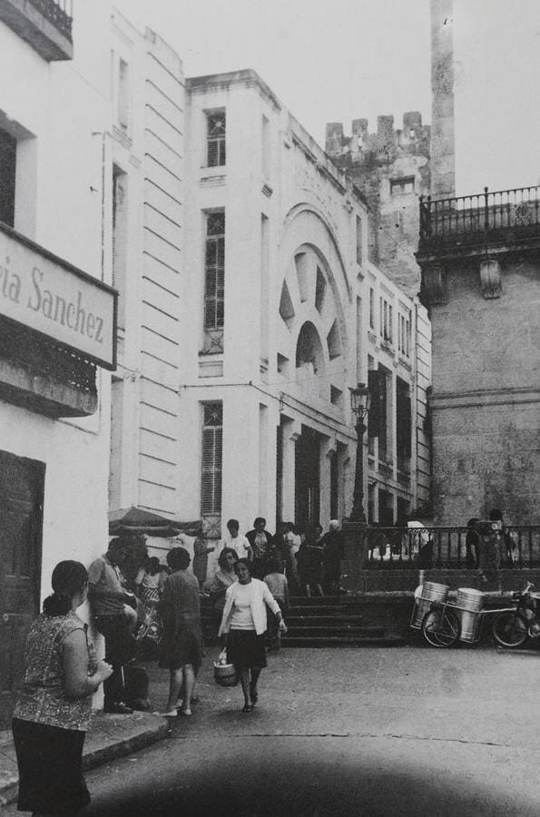 8-El mercado de abastos estuvo encajonado en la Plaza Mayor de 1931 a 1970