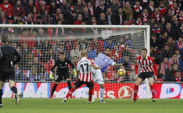 Mikel Rico, frente a un jugador de la Real en el derbi de San Mamés. 