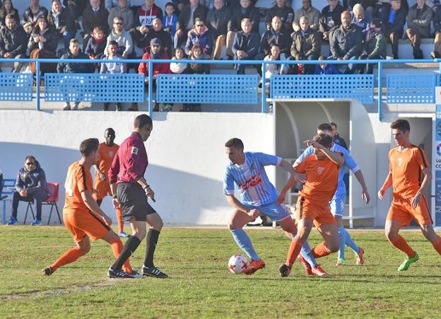 Pino, autor del segundo gol del Coria. :: KARPINT