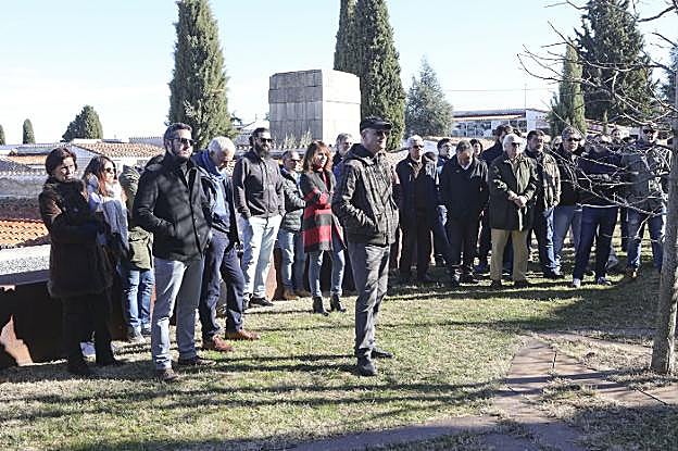Homenaje a las víctimas del franquismo en el cementerio. :: a. méndez