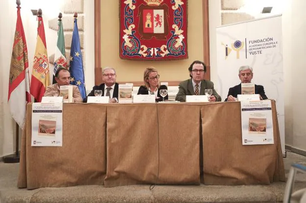 Presentación del libro, ayer en el Palacio de la Isla. :: armando méndez