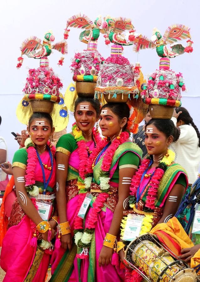 Estudiantes de la unión territorial de Pondicherry, vestidas con el traje tradicional, participan en la sesión inaugural del Balrang Festival 2017 en Bhopal, India. Más de 500 participantes de 26 estados de todo el país asistirán a este festival cultural, de tres días de duración, para mostrar sus actuaciones.