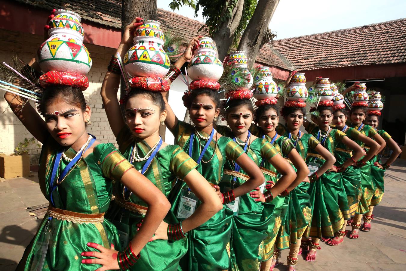 Estudiantes de la unión territorial de Pondicherry, vestidas con el traje tradicional, participan en la sesión inaugural del Balrang Festival 2017 en Bhopal, India. Más de 500 participantes de 26 estados de todo el país asistirán a este festival cultural, de tres días de duración, para mostrar sus actuaciones.