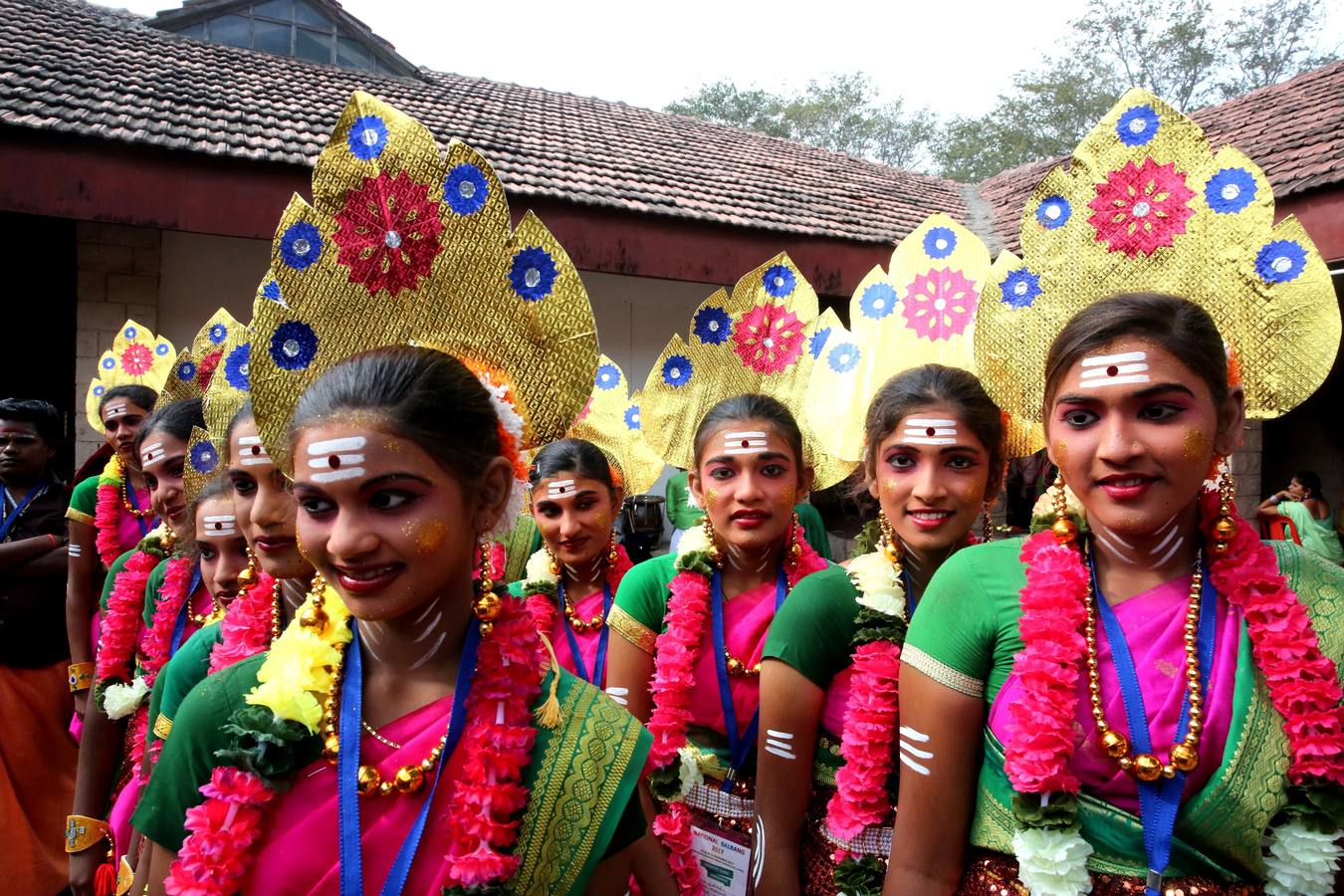 Estudiantes de la unión territorial de Pondicherry, vestidas con el traje tradicional, participan en la sesión inaugural del Balrang Festival 2017 en Bhopal, India. Más de 500 participantes de 26 estados de todo el país asistirán a este festival cultural, de tres días de duración, para mostrar sus actuaciones.