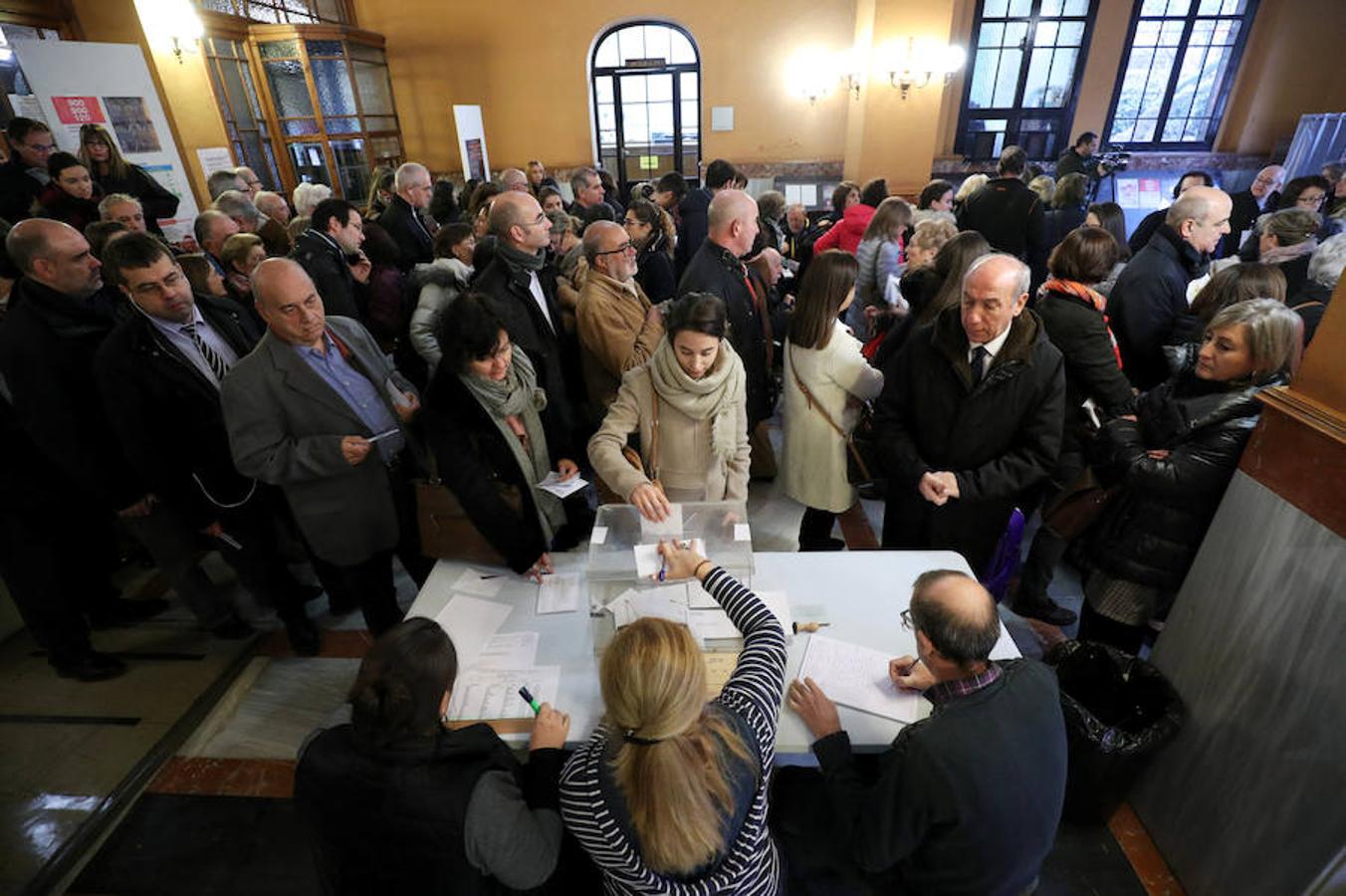 Normalidad en los colegios de Cataluña durante las primeras horas de lla jornada electoral.