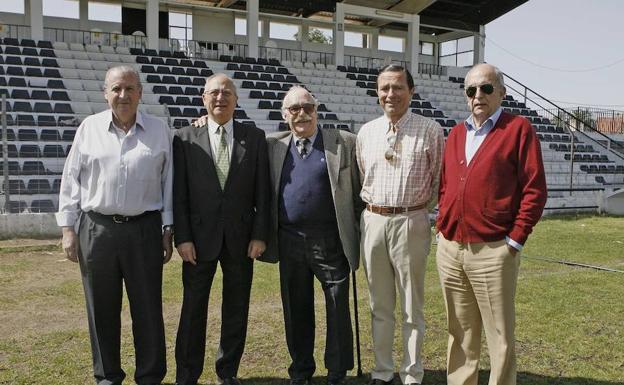 Pepe Macías (segundo por la derecha) junto a Félix Castillo, Antonio Guevara, Berna Calle y Antonio Ballesteros, presidentes que marcaron época en El Vivero.: HOY