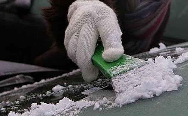 Cómo hay que quitar (y cómo no) el hielo del parabrisas