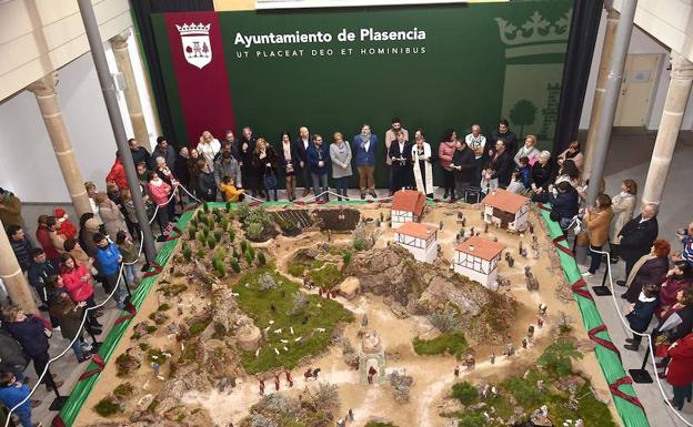 Belén Municipal de Plasencia elaborado por la Hermandad de la Pasión, de 70 m2, 332 figuras y con paisajes de norte extremeño.