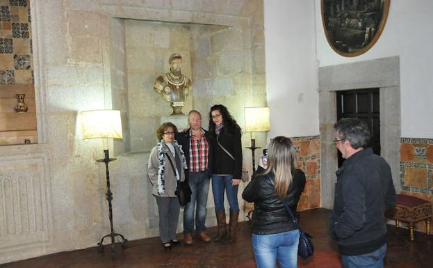 El busto, en el salón Carlos V del Palacio de Mirabel.