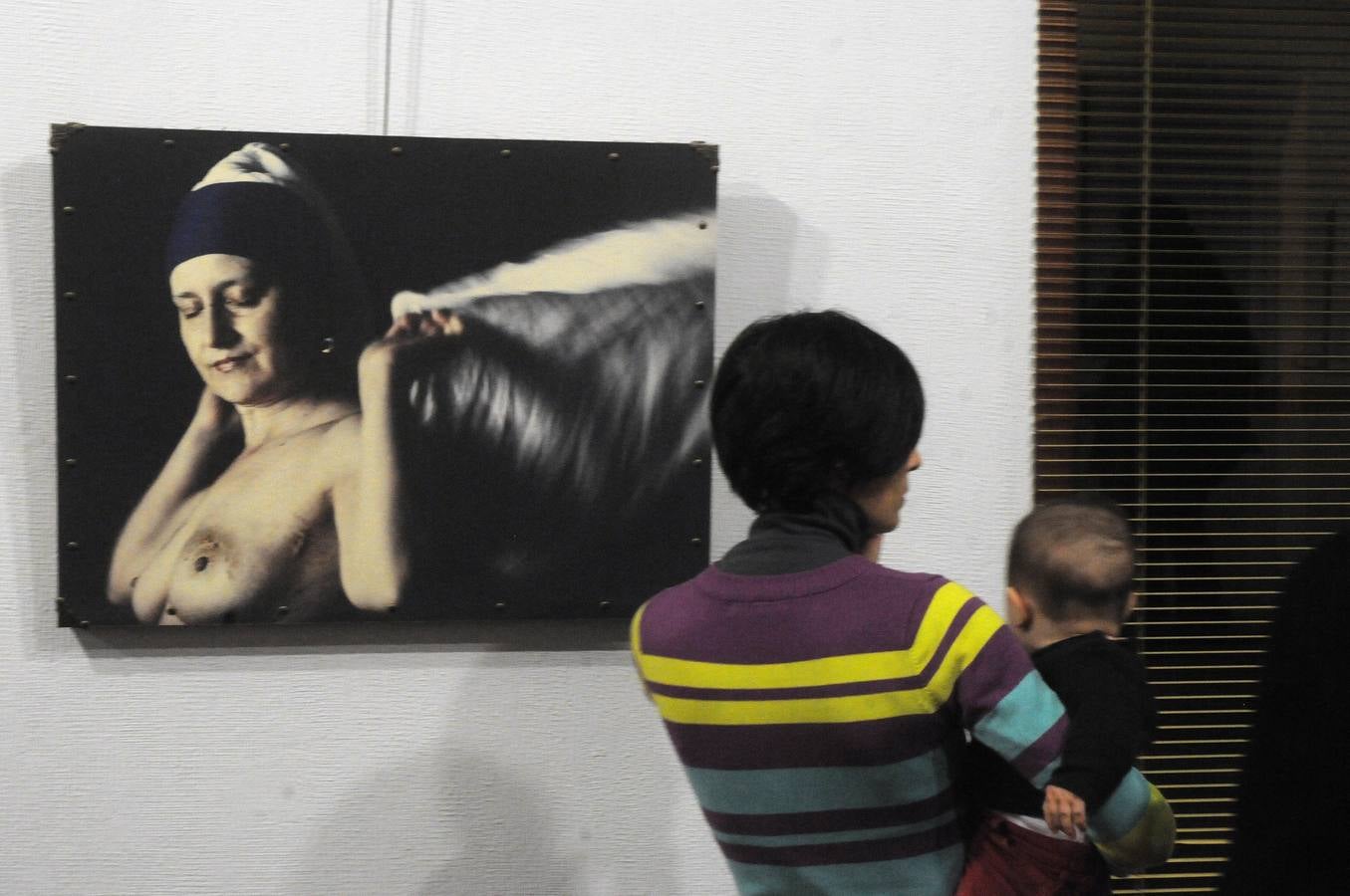 El Centro Cultural Santo Domingo en Mérida acoge del 12 al 29 de diciembre la exposición fotográfica 'Karkinos, triple negativo. El cáncer de mama no es tan rosa' en donde el fotoperiodista Lucas Garra y su mujer, Manoli Monje, cuentan su experiencia de cómo vivieron el cáncer de mama.