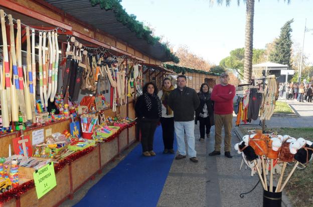 Algunos de los comerciantes del mercadillo navideño. :: brígido