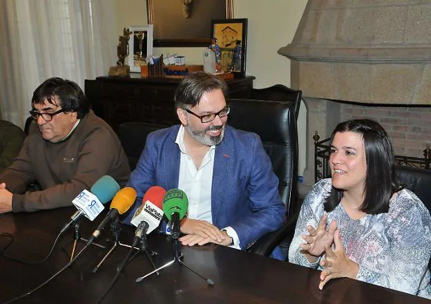 Pizarro, flanqueado por los alcaldes de Pradochano y San Gil, José Suances y Esther Sánchez. :: d. palma