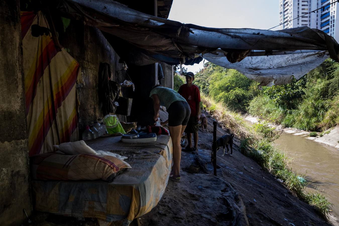 La severa crisis económica y social de Venezuela ha modificado los paisajes de la capital, no solo por la existencia de ciudadanos que buscan comida en la basura, sino también por la presencia de personas que han tomado los puentes como lugares de abrigo, algunos ya habitados por antiguos residentes