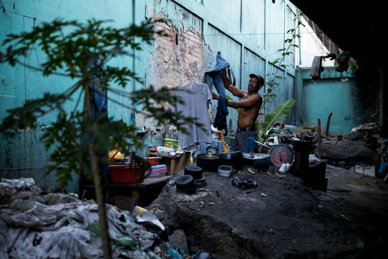 La severa crisis económica y social de Venezuela ha modificado los paisajes de la capital, no solo por la existencia de ciudadanos que buscan comida en la basura, sino también por la presencia de personas que han tomado los puentes como lugares de abrigo, algunos ya habitados por antiguos residentes