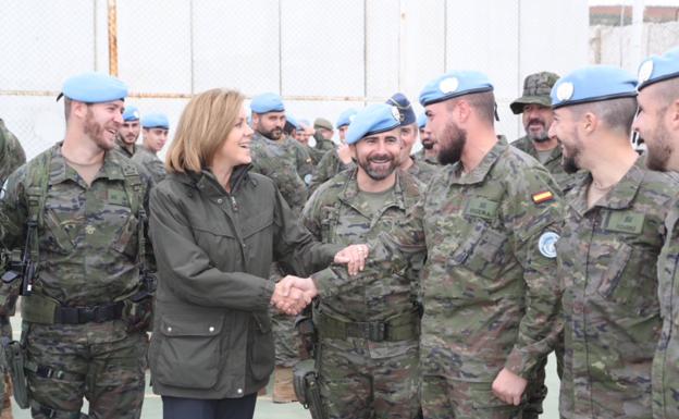 La ministra de Defensa saluda a algunos de los militares desplegados en Líbano::