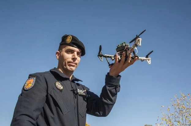 José Miguel Sánchez sostiene un dron dotado con la nariz electrónica. :: pakopí