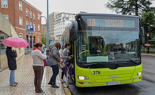 Autobús urbano en el centro de Badajoz:: HOY