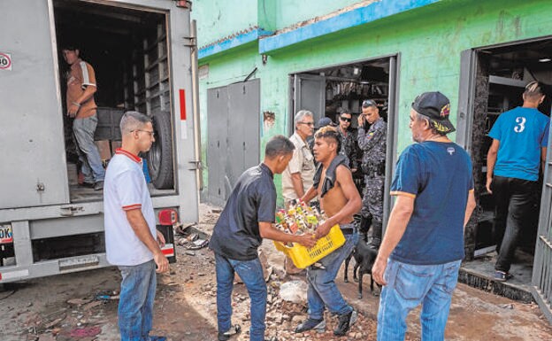 Militares vigilan la llegada de suministros en Caracas - EFE