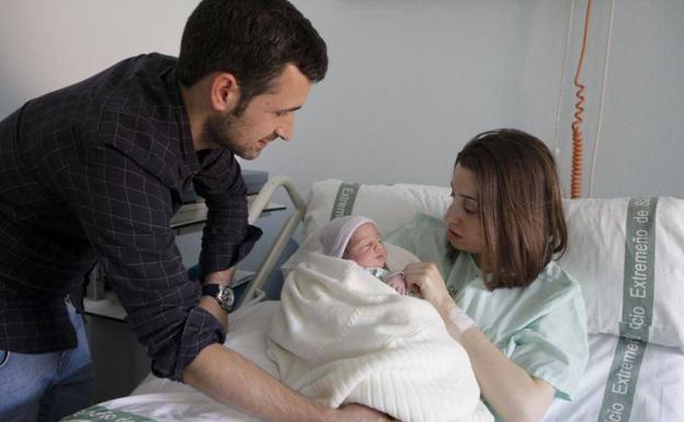 Silvia Nieto, junto a la pequeña Claudia y Carlos Carrasco, padre de la criatura::