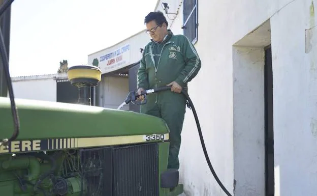 Un agricultor llena su tractor en el surtidor de la cooperativa Juan XXIII de Villafranco del Guadiana.