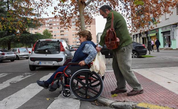 Un agujero impide a una persona en silla de ruedas pasar por un paso de cebra en Badajoz. 
