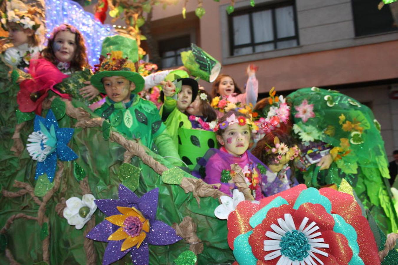 Zafra. Doce coloridas carrozas acompañaron a las tres de los Reyes Magos. :: 