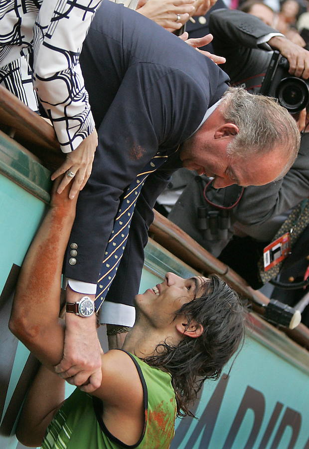 El rey Don Juan Carlos felicitando a Nadal, vencedor de Roland Garros en 2005.