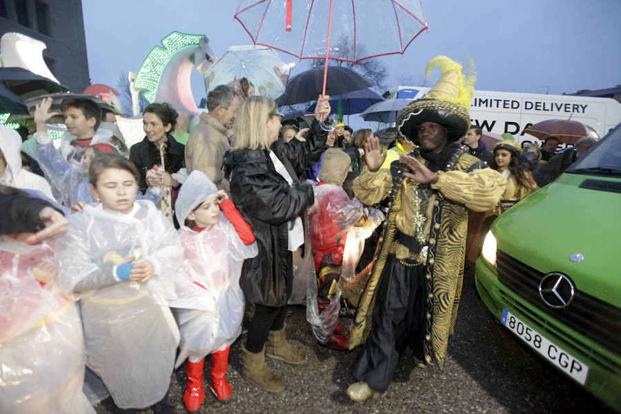 la lluvia no pudo con la ilusión de los pequeños de la casa y salieron a recibir a los Reyes magos en las calles cacereñas