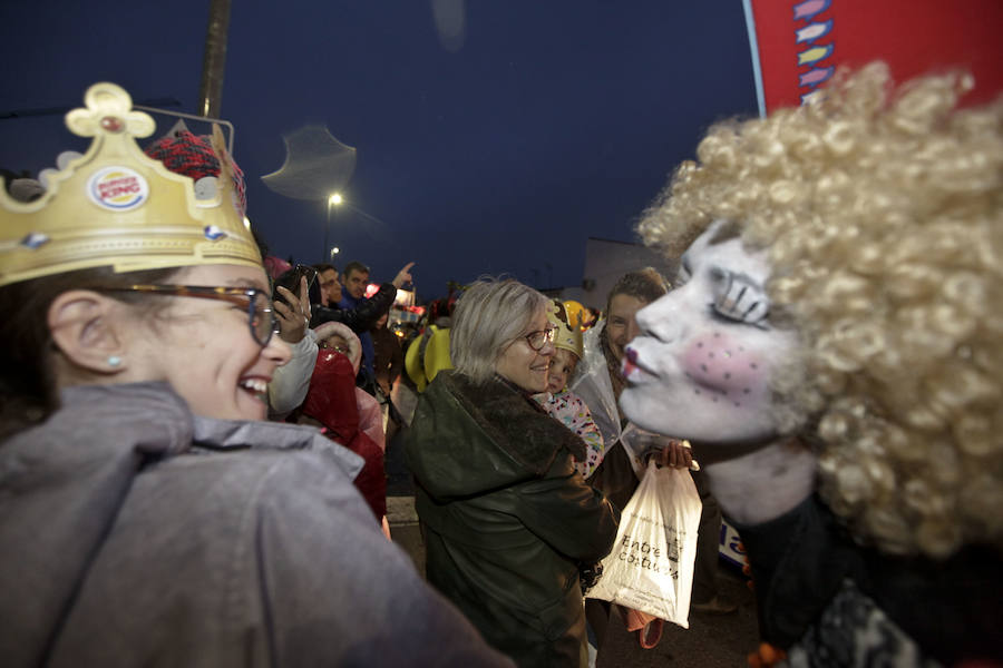 la lluvia no pudo con la ilusión de los pequeños de la casa y salieron a recibir a los Reyes magos en las calles cacereñas