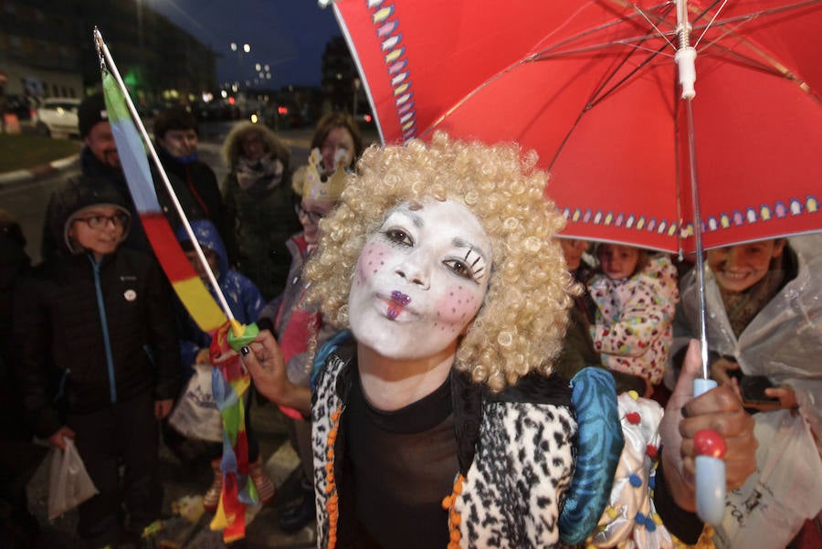 la lluvia no pudo con la ilusión de los pequeños de la casa y salieron a recibir a los Reyes magos en las calles cacereñas