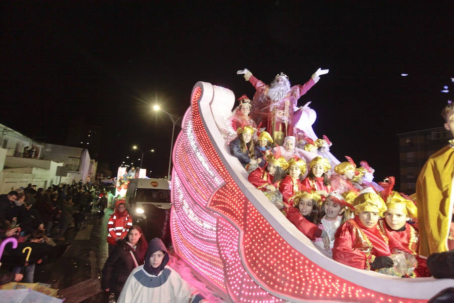 la lluvia no pudo con la ilusión de los pequeños de la casa y salieron a recibir a los Reyes magos en las calles cacereñas