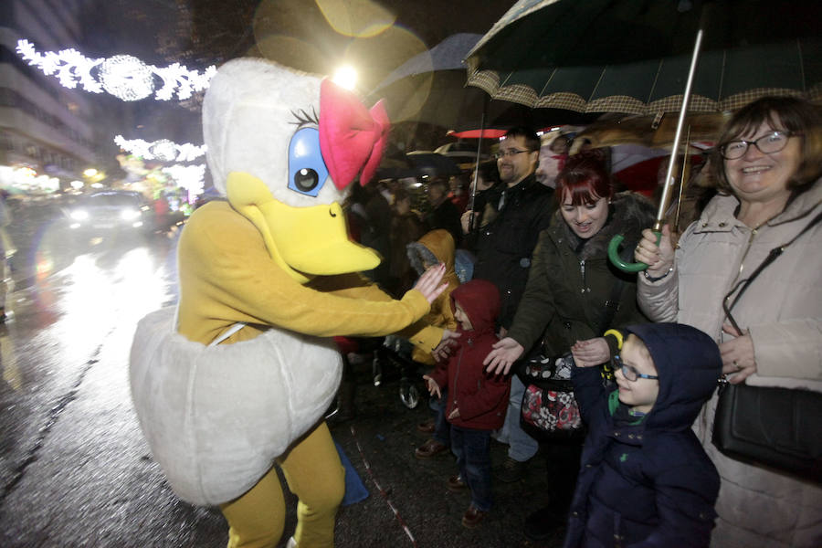 la lluvia no pudo con la ilusión de los pequeños de la casa y salieron a recibir a los Reyes magos en las calles cacereñas